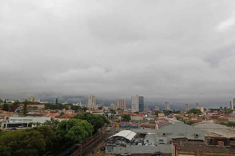Franca terá domingo de calor e aumento de nebulosidade, com chance de chuva à tarde